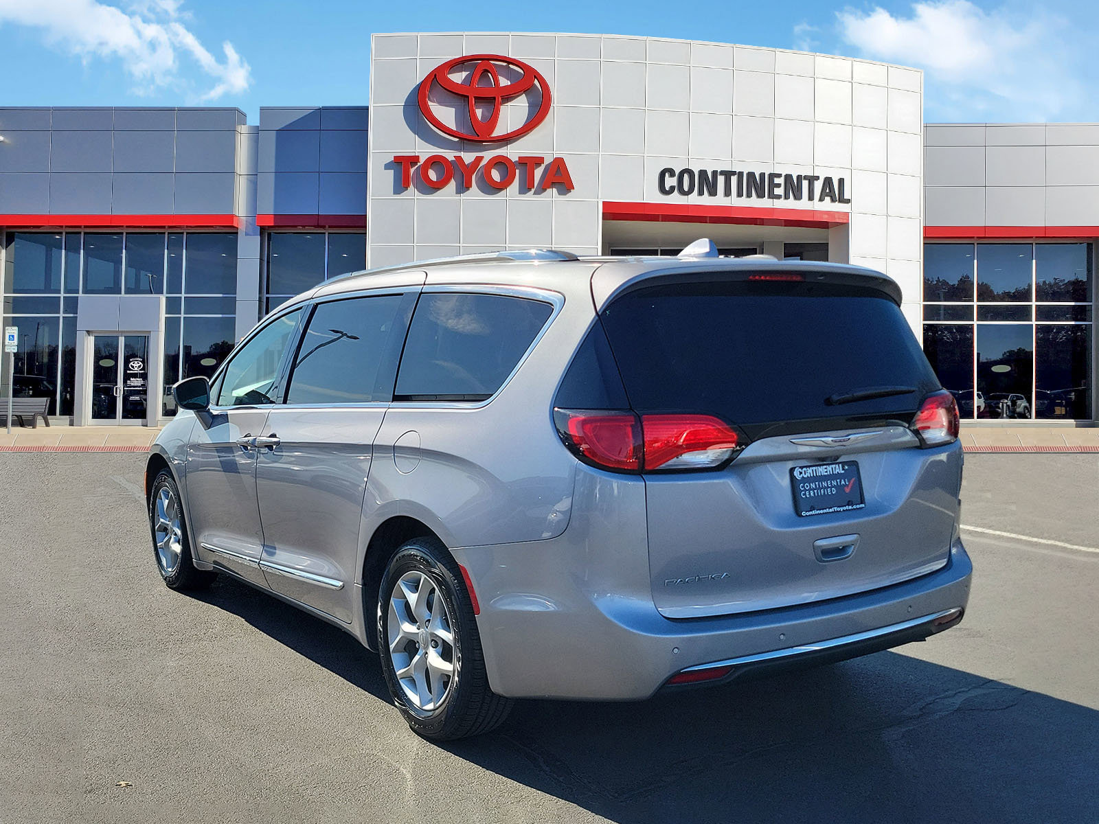 Used 2019 Chrysler Pacifica Touring-L Plus w/ Tire & Wheel Group image 4