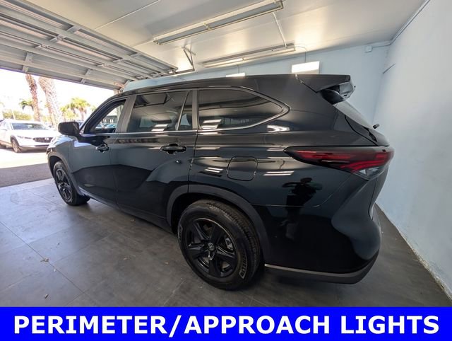 Used 2024 Toyota Highlander LE FWD image 9