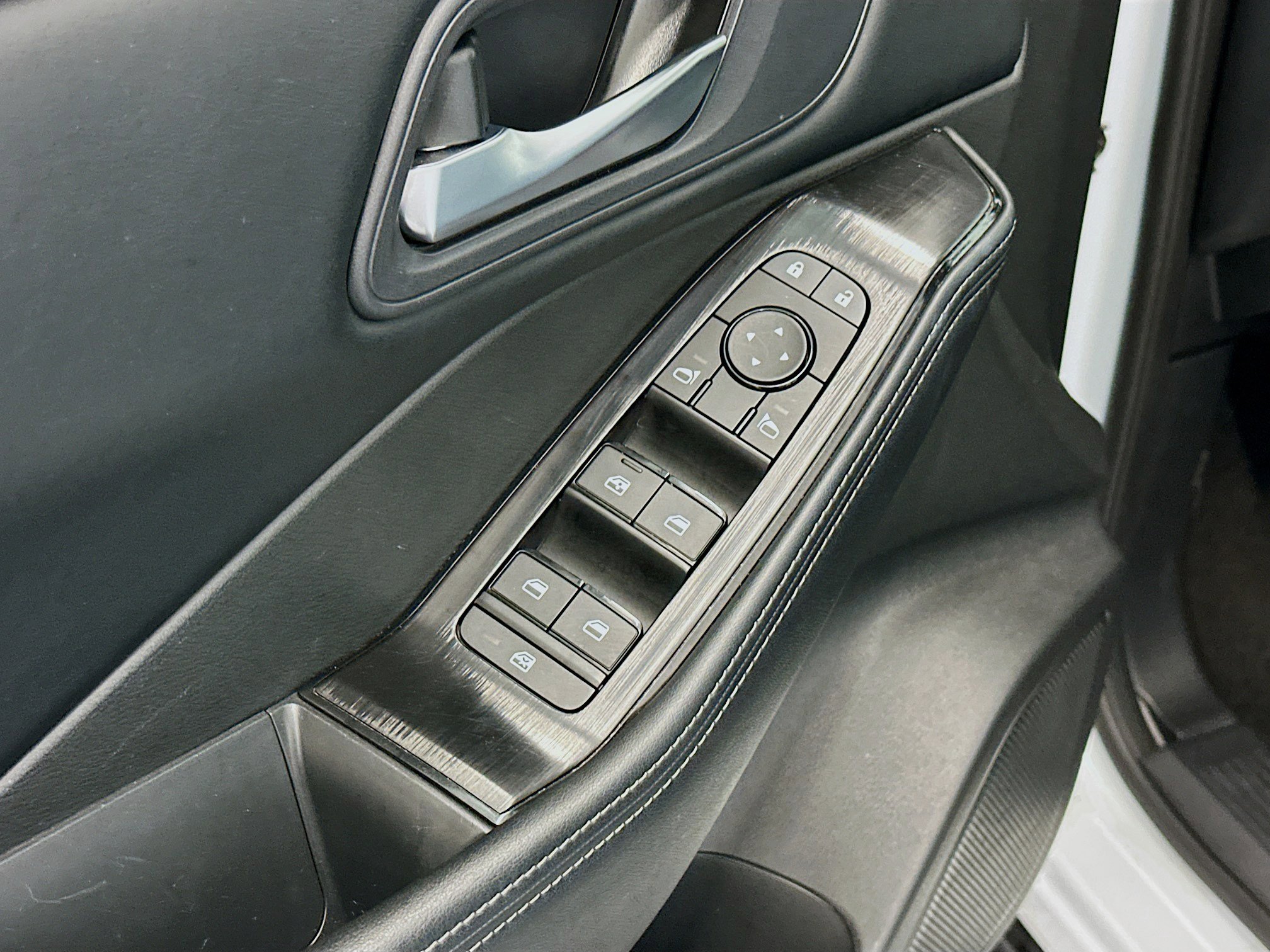 Used 2025 Nissan Rogue SV image 15