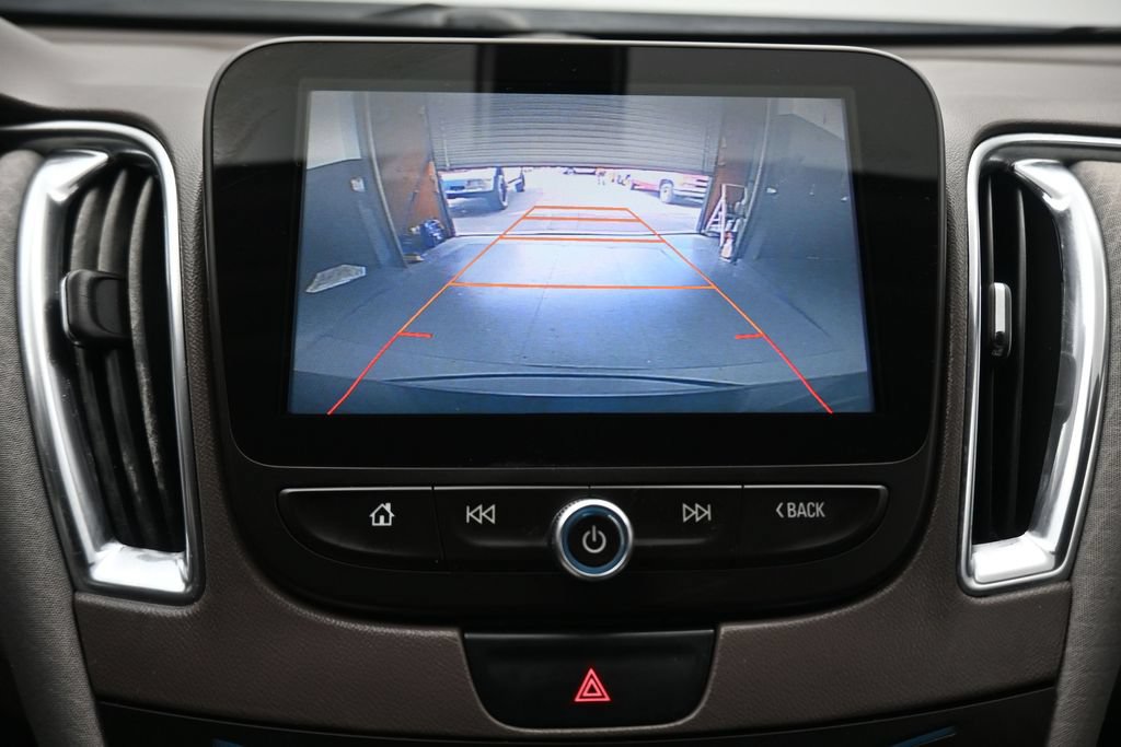 Used 2017 Chevrolet Malibu LT FWD image 18