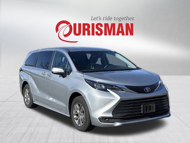 Used 2024 Toyota Sienna LE image 1