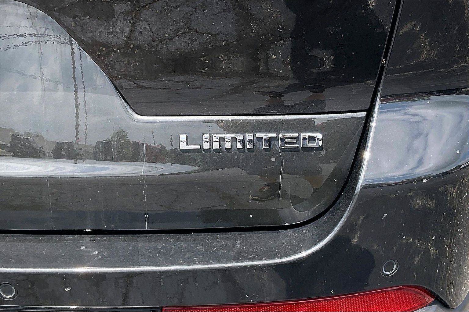 Used 2023 Jeep Grand Cherokee L Limited AWD/4WD image 9