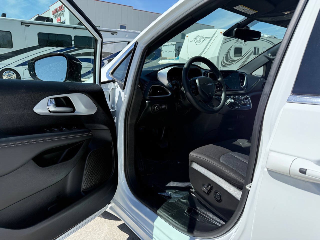 Used 2024 Chrysler Pacifica Touring FWD image 14