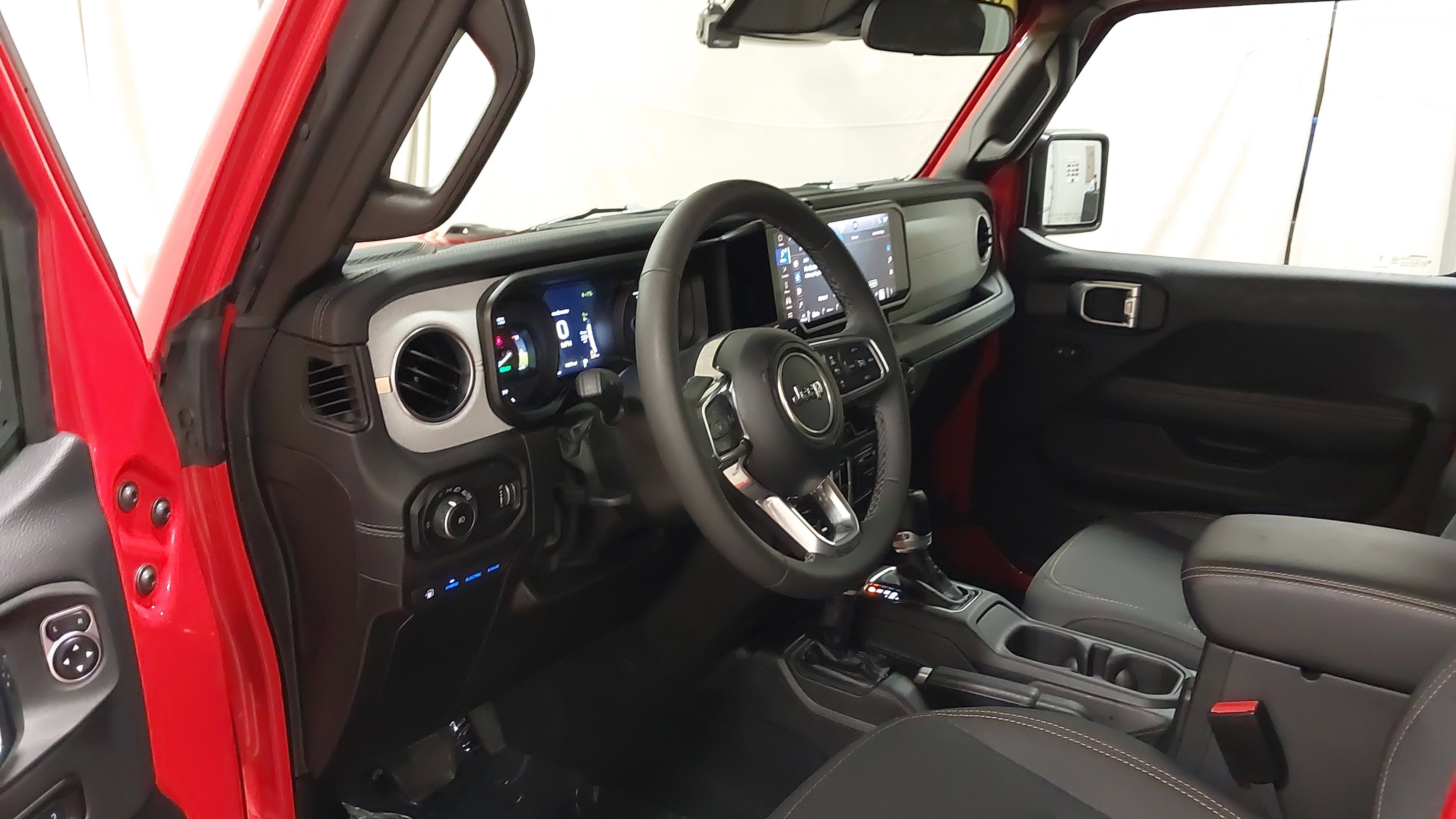 Used 2025 Jeep Wrangler Unlimited Sahara w/ Safety Group AWD/4WD image 18