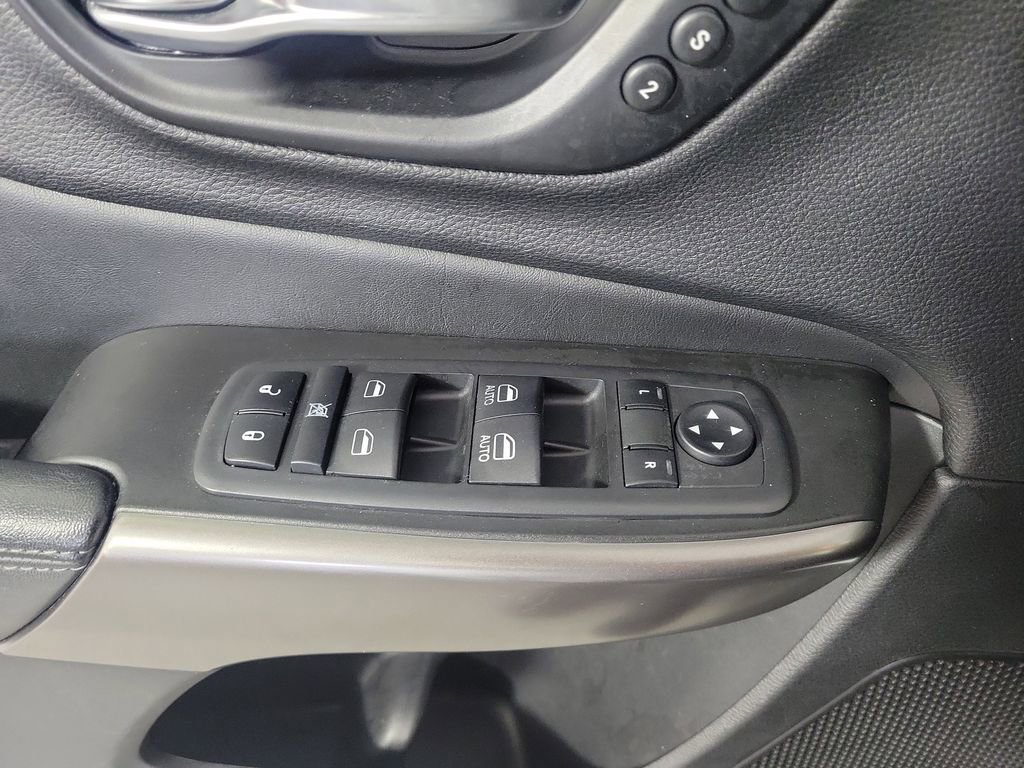 Used 2019 Jeep Cherokee Limited image 16