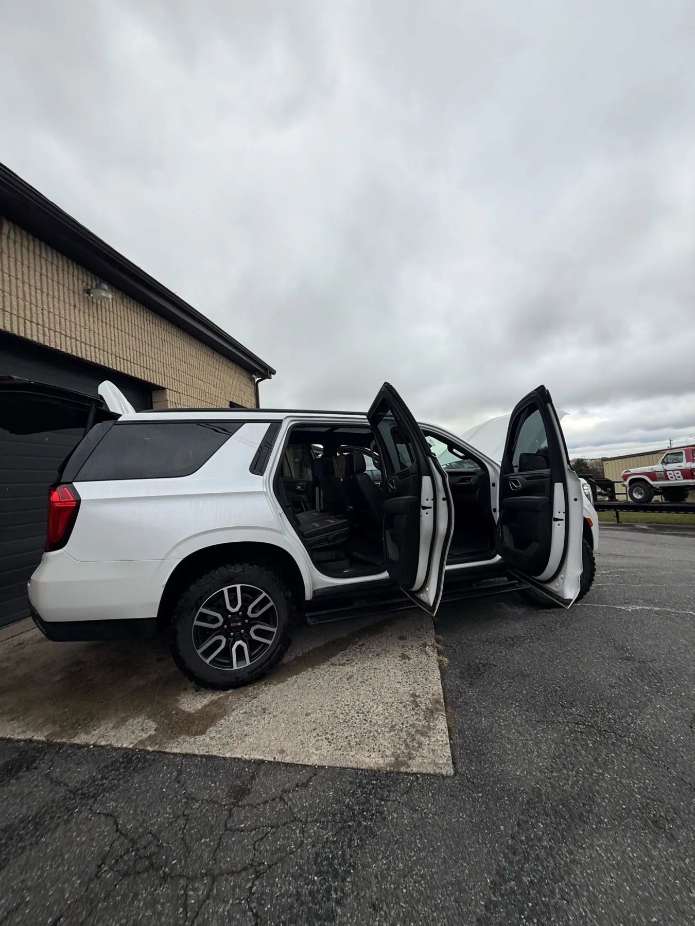 Used 2021 GMC Yukon AT4 w/ AT4 Premium Package image 25