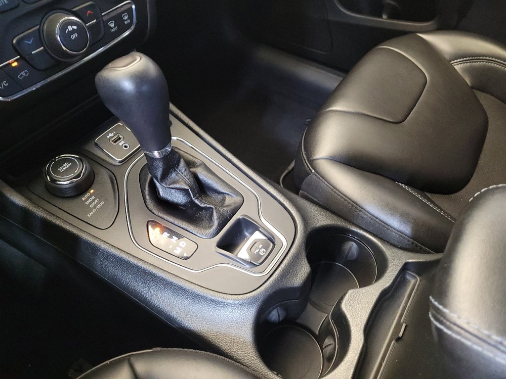 Used 2019 Jeep Cherokee Latitude Plus w/ Cold Weather Group AWD/4WD image 26