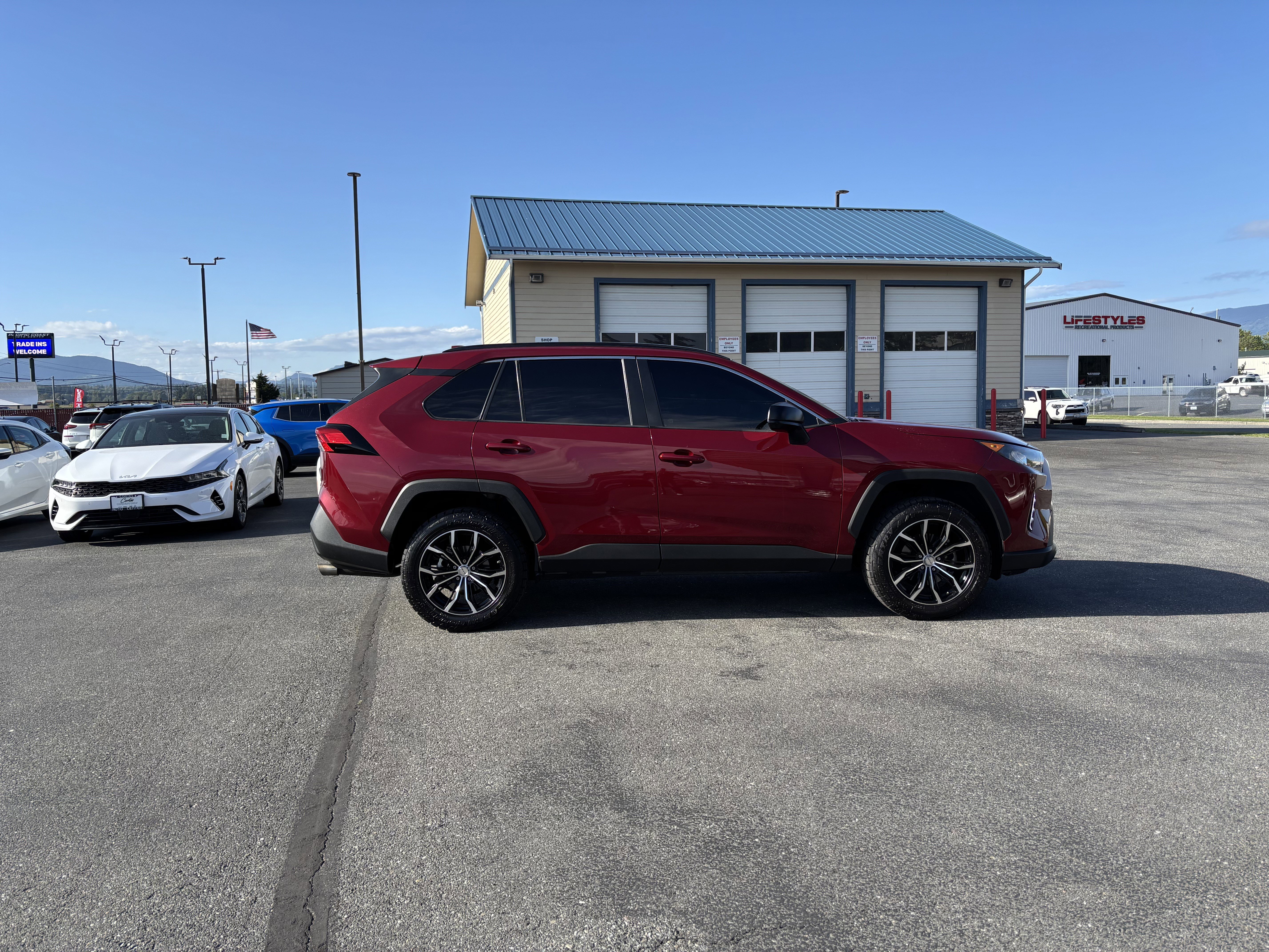 Used 2020 Toyota RAV4 LE AWD/4WD image 8