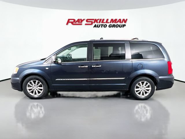 Used 2014 Chrysler Town & Country Touring-L FWD image 4