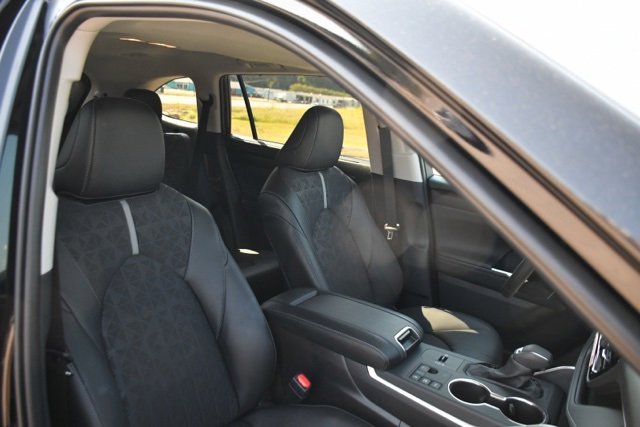 Used 2025 Toyota Highlander XLE image 30