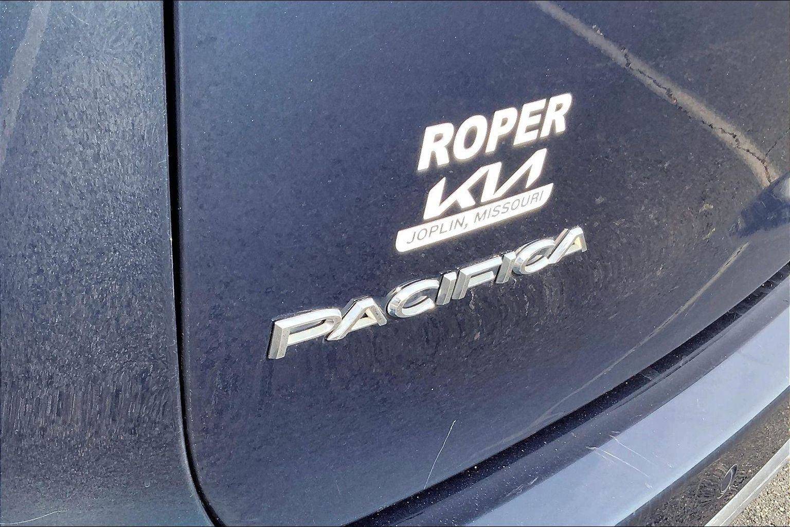 Used 2024 Chrysler Pacifica Touring-L image 4