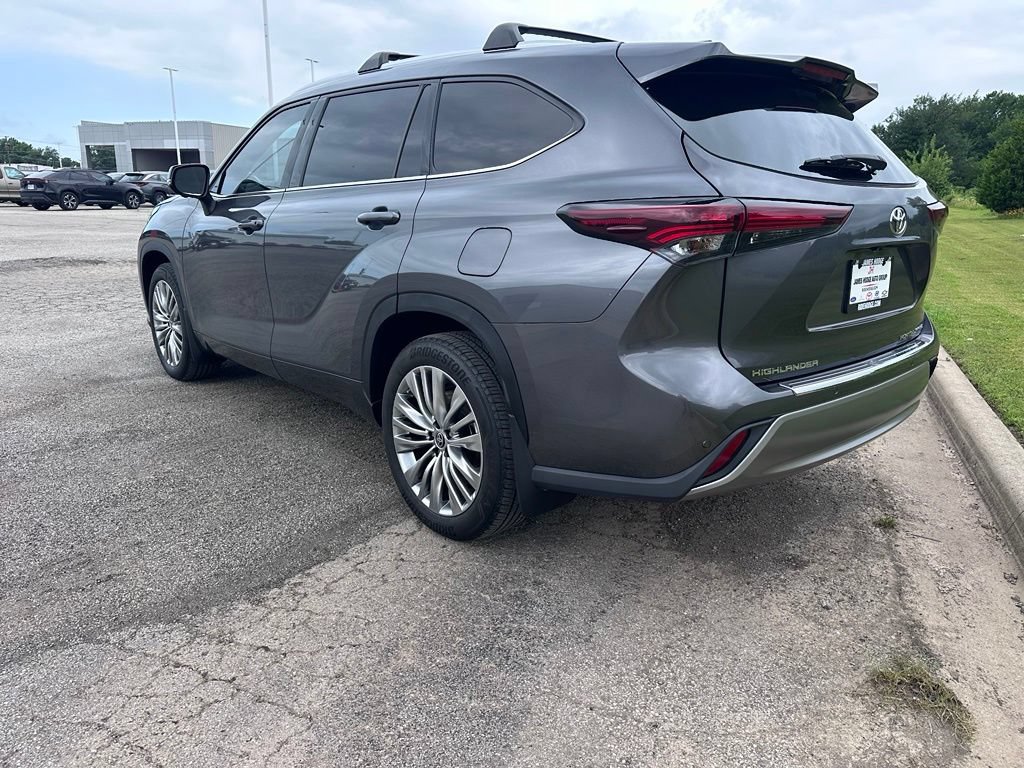 Certified 2024 Toyota Highlander Platinum AWD/4WD image 7