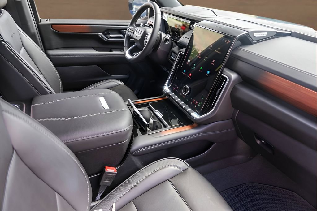 Used 2025 GMC Yukon XL Denali image 30