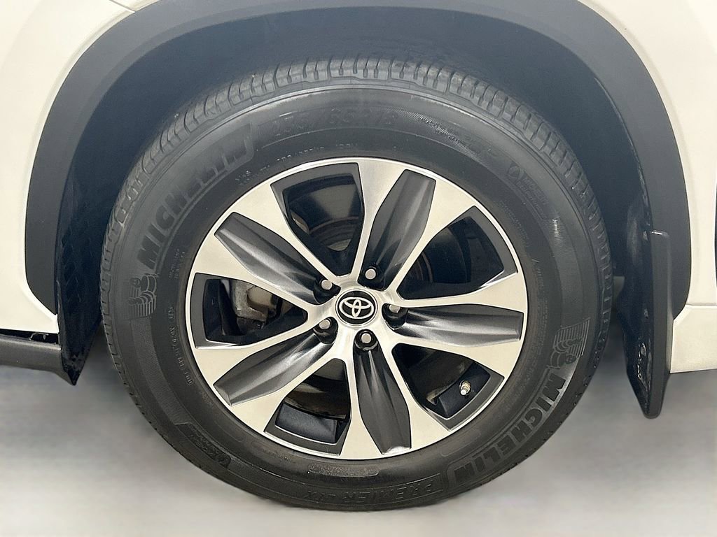 Used 2023 Toyota Highlander XLE FWD image 30