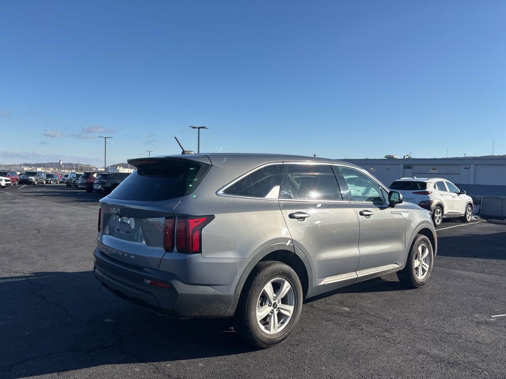 Used 2022 Kia Sorento LX image 2
