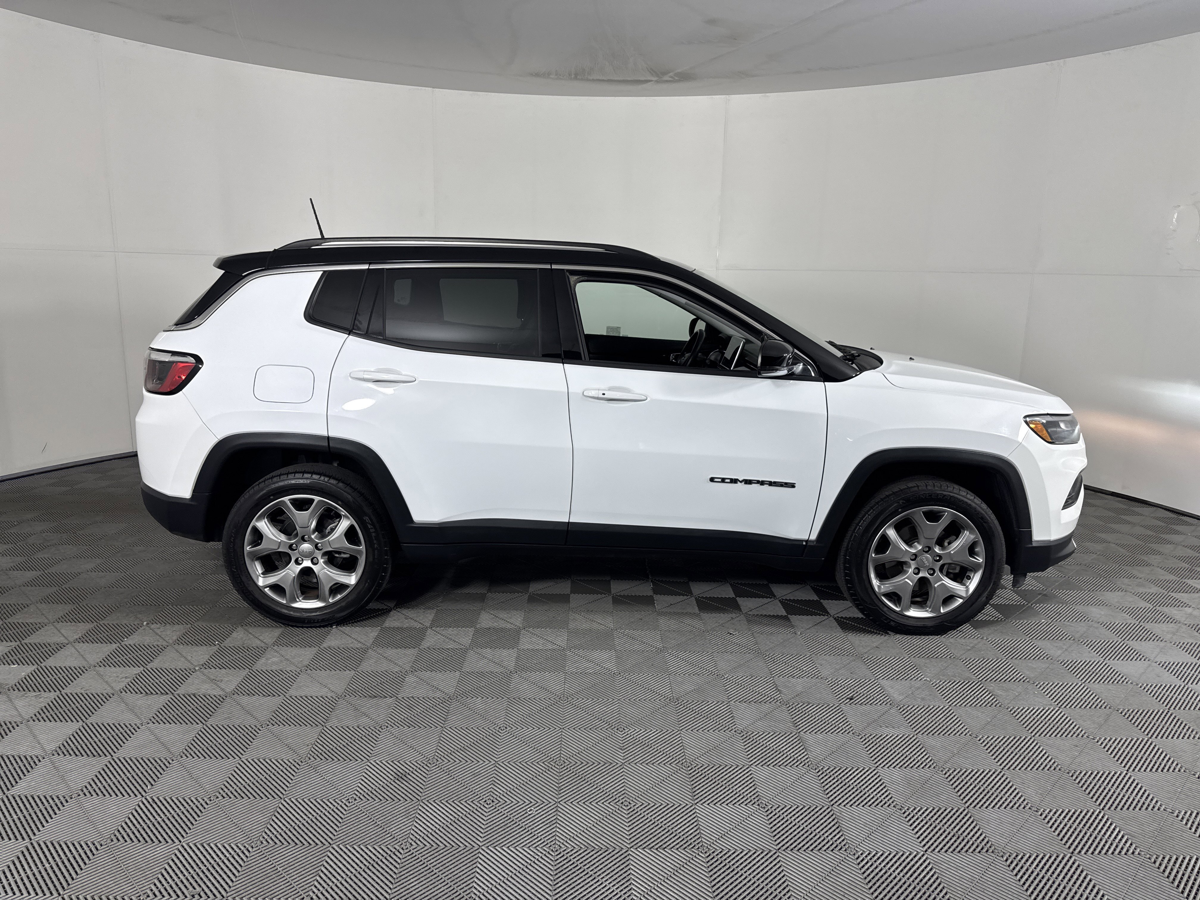 Used 2022 Jeep Compass Limited image 3