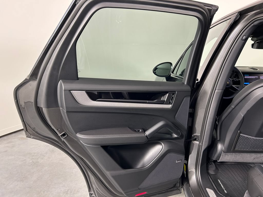 Certified 2026 Porsche Cayenne AWD/4WD image 28
