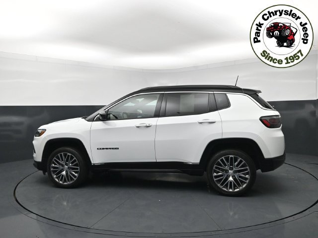 Used 2024 Jeep Compass Limited w/ Elite Group AWD/4WD image 3