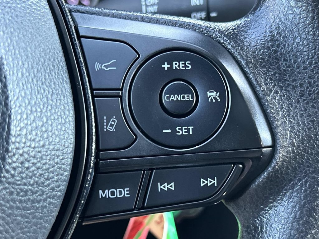 Used 2021 Toyota RAV4 LE AWD/4WD image 27