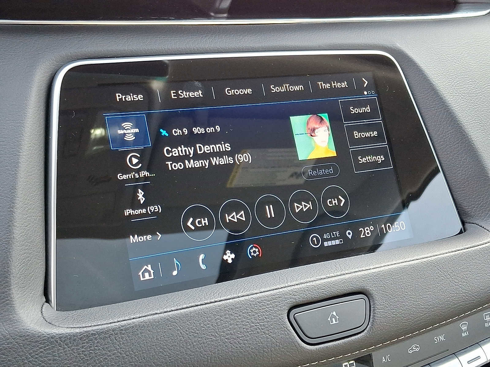 Used 2023 Cadillac XT4 Luxury w/ Cold Weather Package image 17