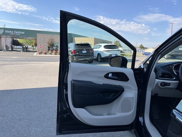 Used 2023 Chrysler Pacifica Limited image 27