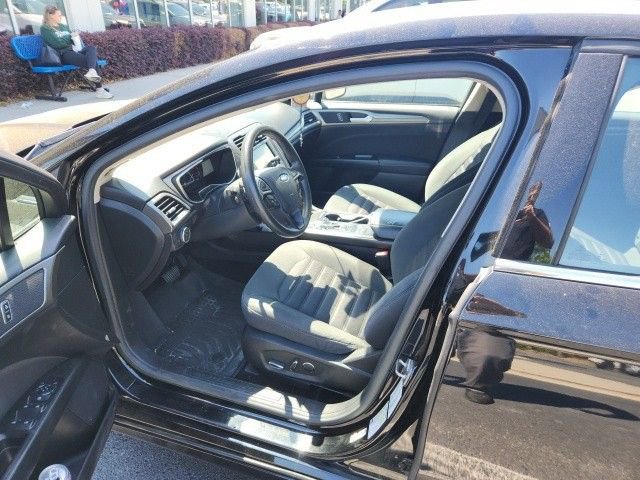 Used 2017 Ford Fusion SE w/ Fusion SE Technology Package FWD image 11