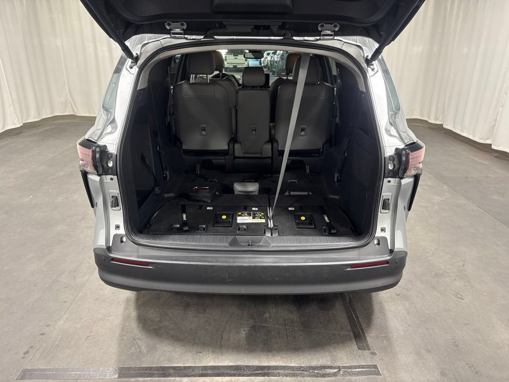 Used 2025 Toyota Sienna XLE FWD image 14