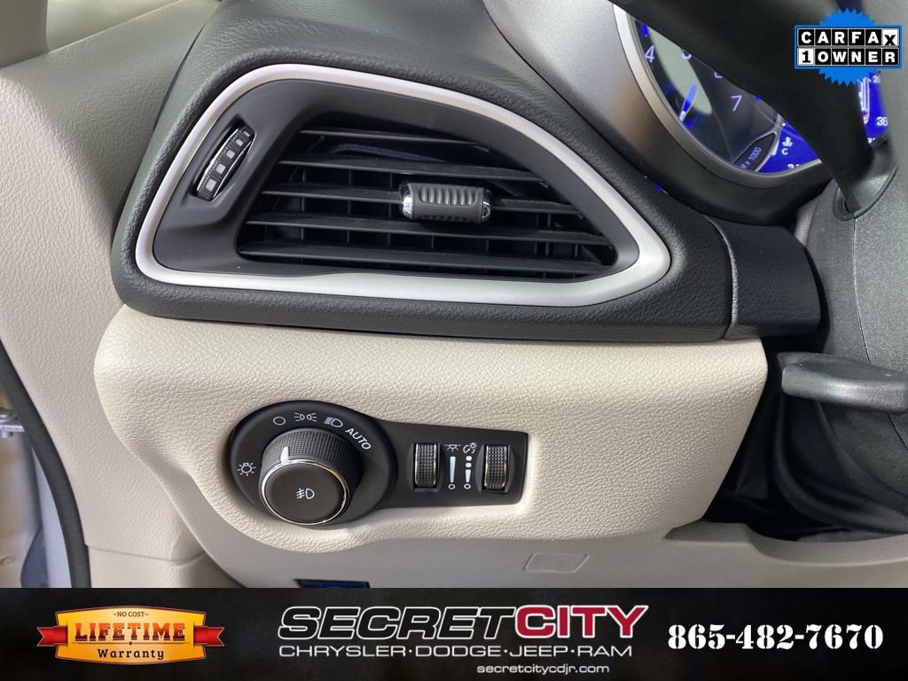 Used 2024 Chrysler Pacifica Touring-L image 14