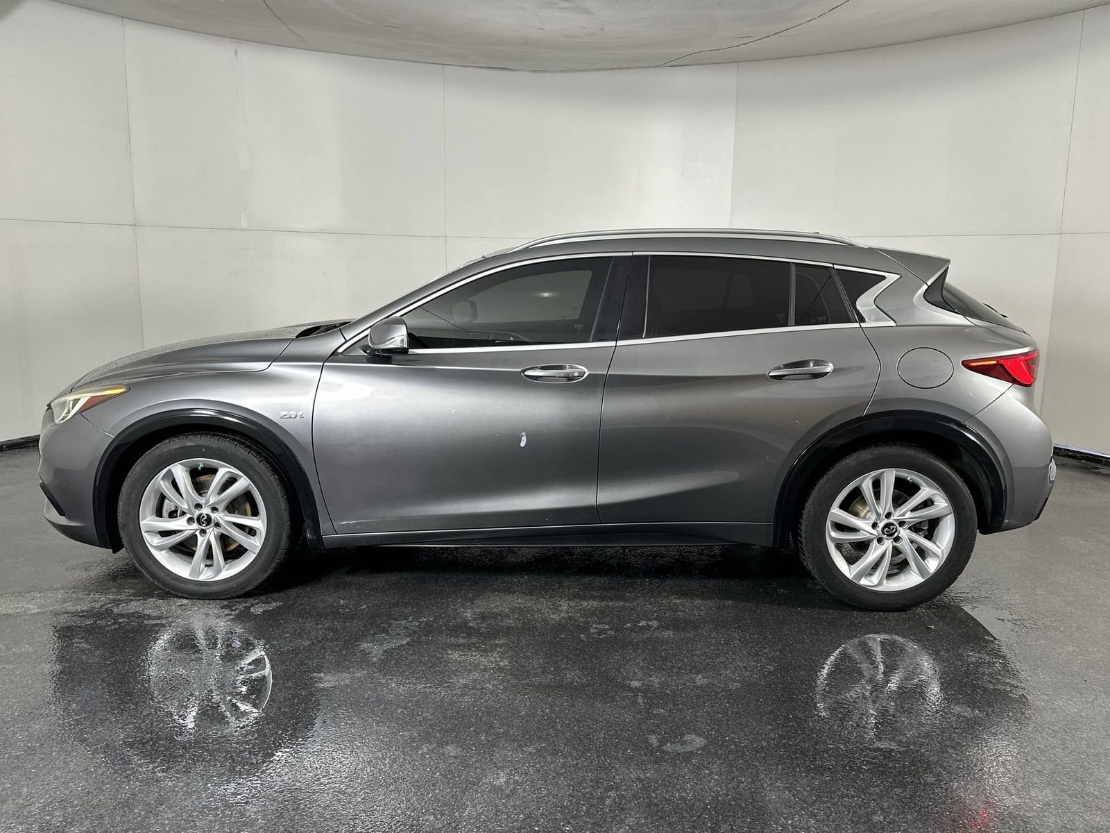 Used 2018 INFINITI QX30 image 5