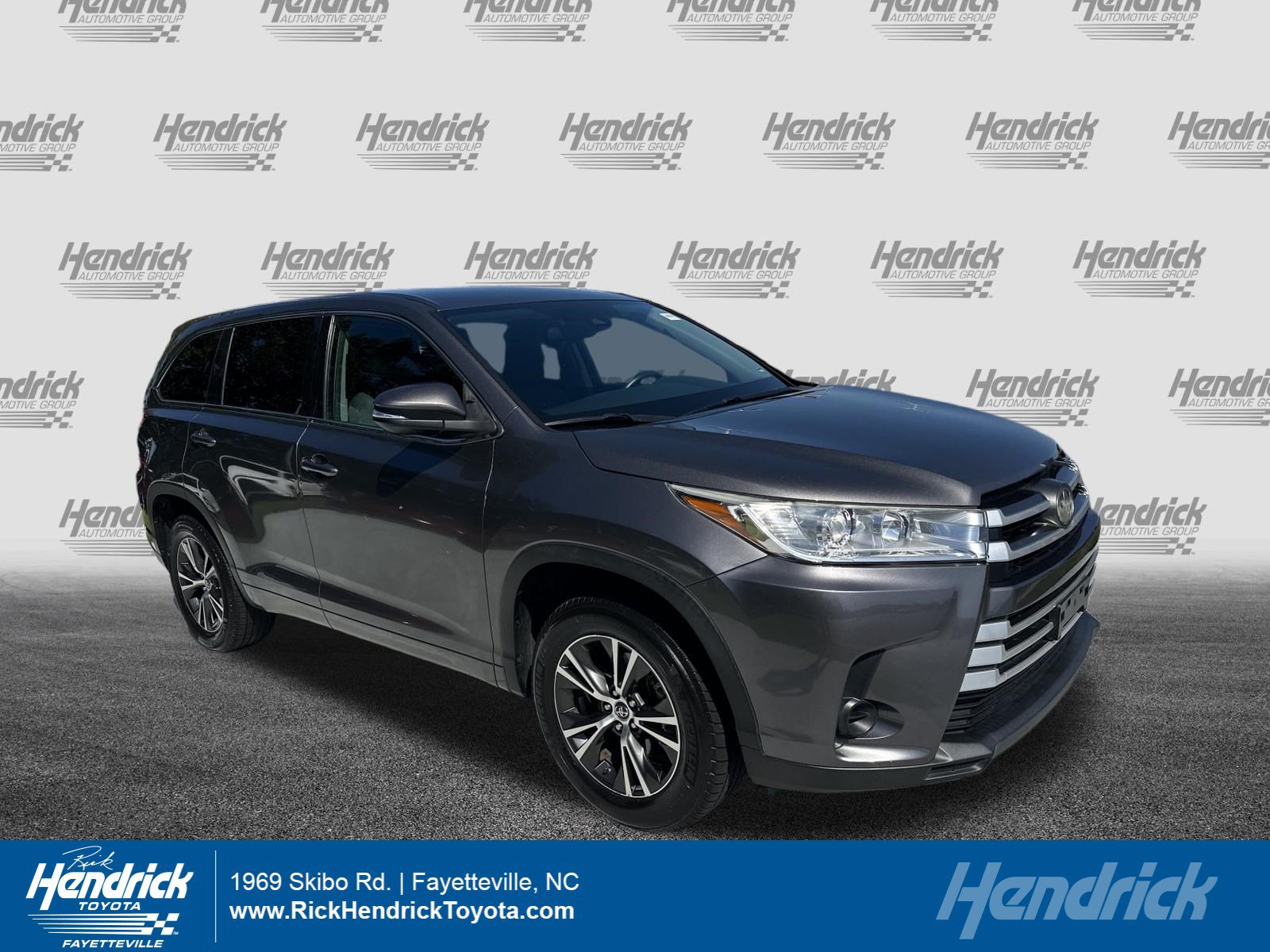 Used 2017 Toyota Highlander LE FWD image 1
