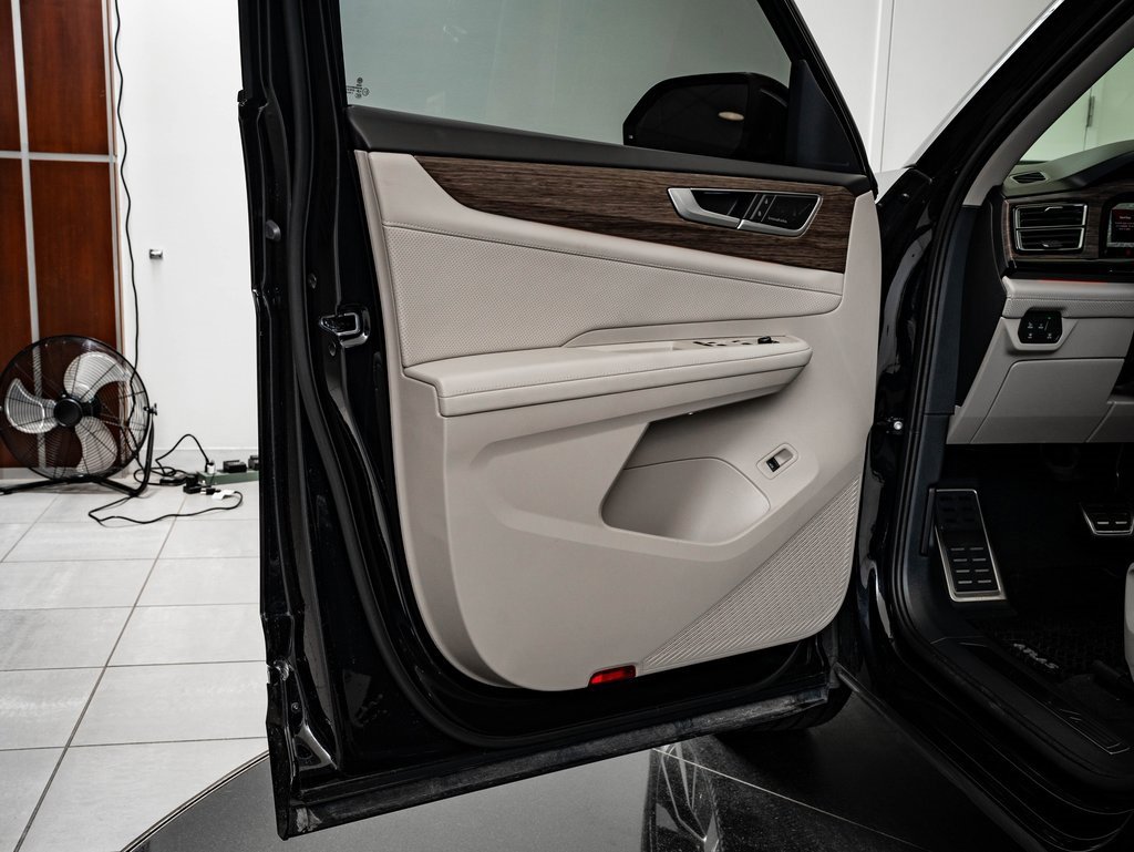 Used 2025 Volkswagen Atlas SEL Premium R-Line image 30