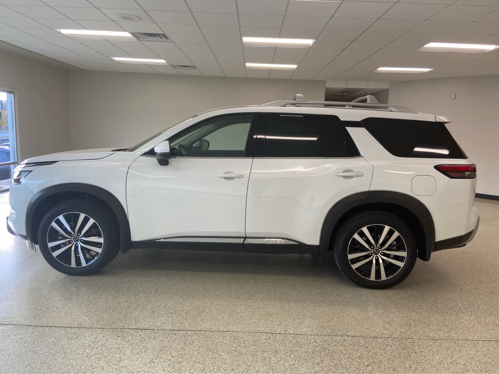 Used 2025 Nissan Pathfinder Platinum w/ Cargo Package image 10