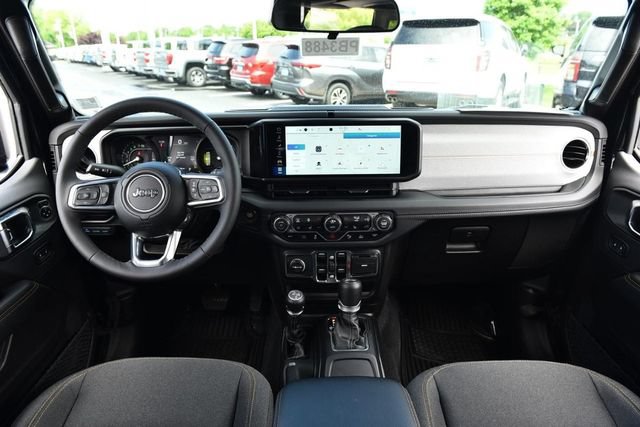 Used 2025 Jeep Wrangler Unlimited Sahara w/ Safety Group AWD/4WD image 7