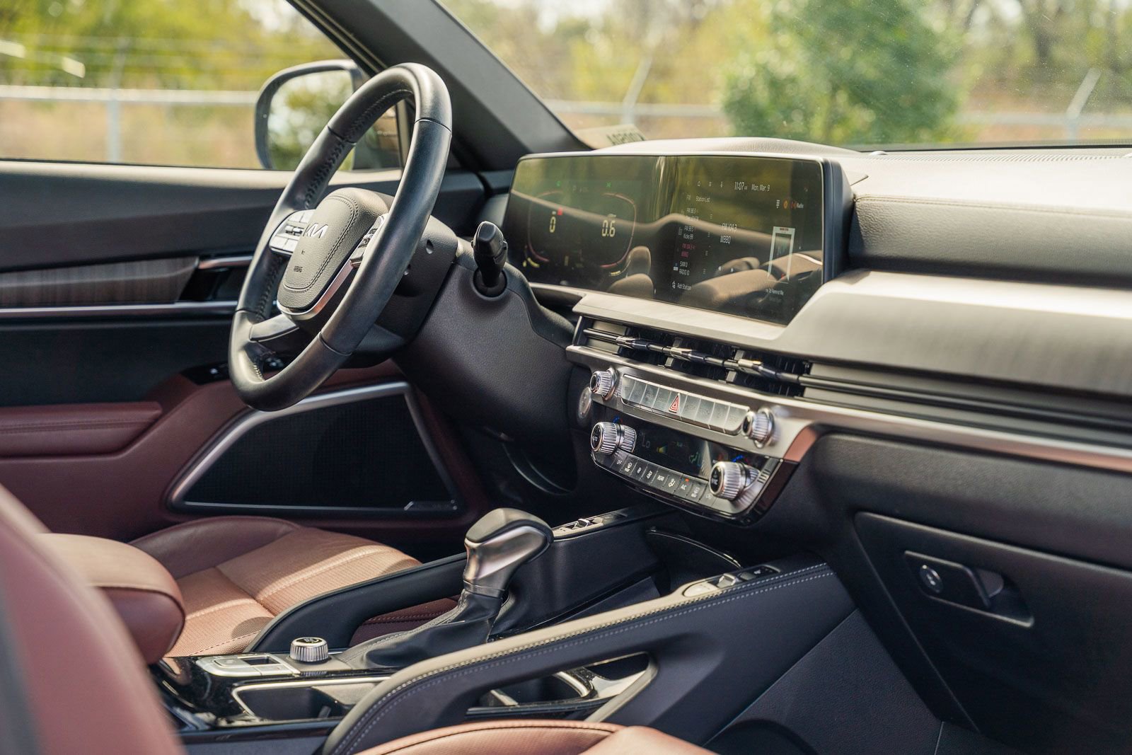 Used 2024 Kia Telluride EX w/ EX Captain's Chair Package image 12