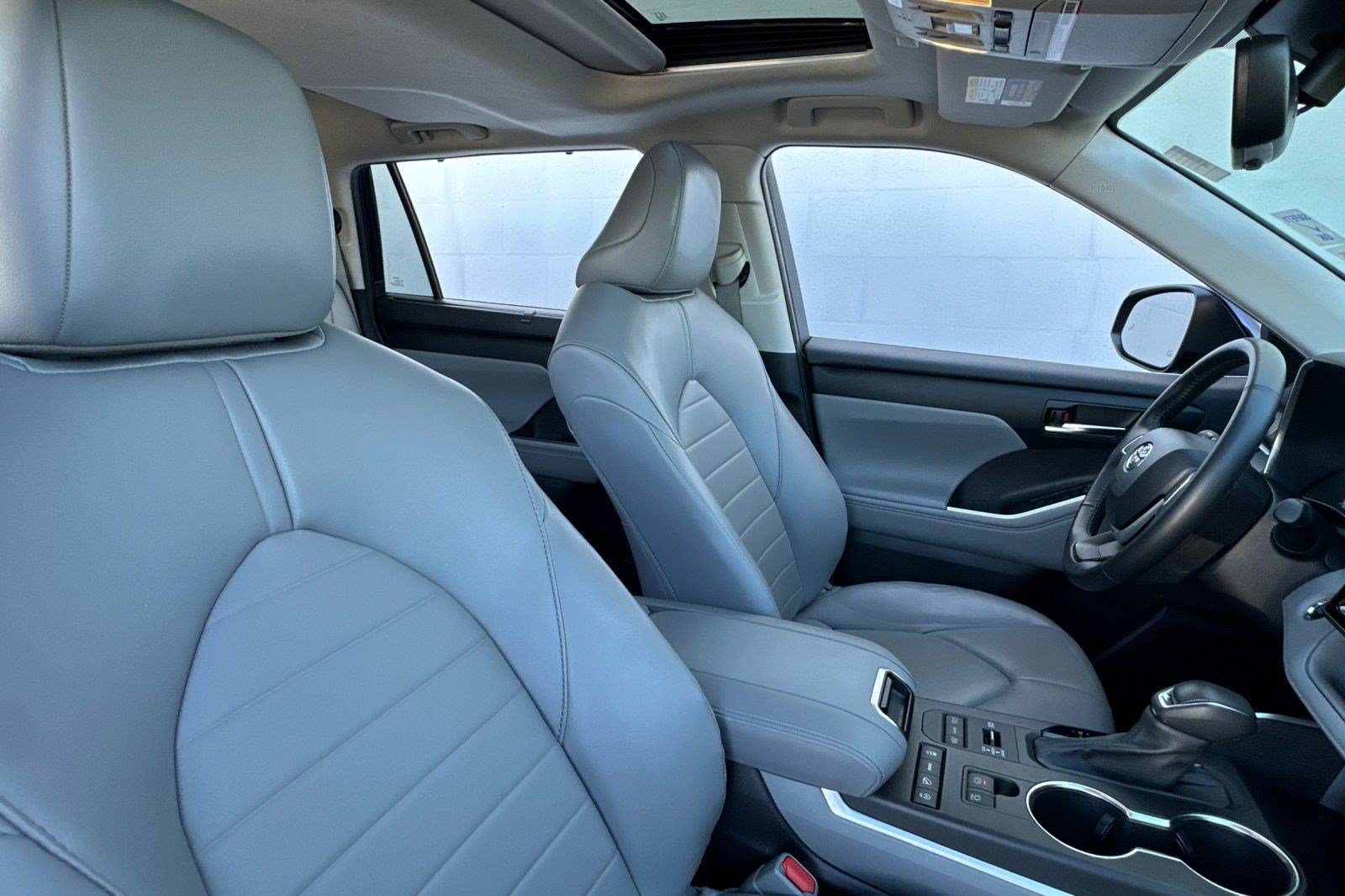 Used 2022 Toyota Highlander XLE AWD/4WD image 29
