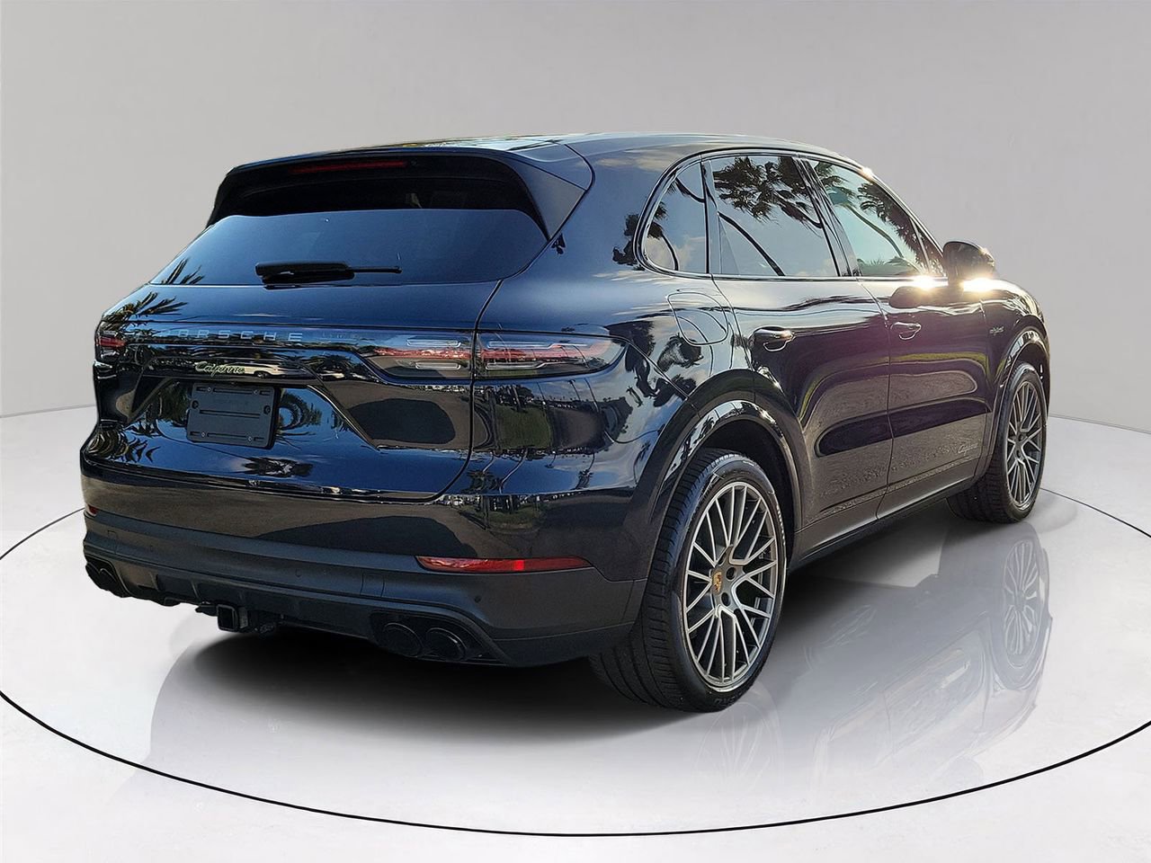 Used 2023 Porsche Cayenne Platinum Edition image 6