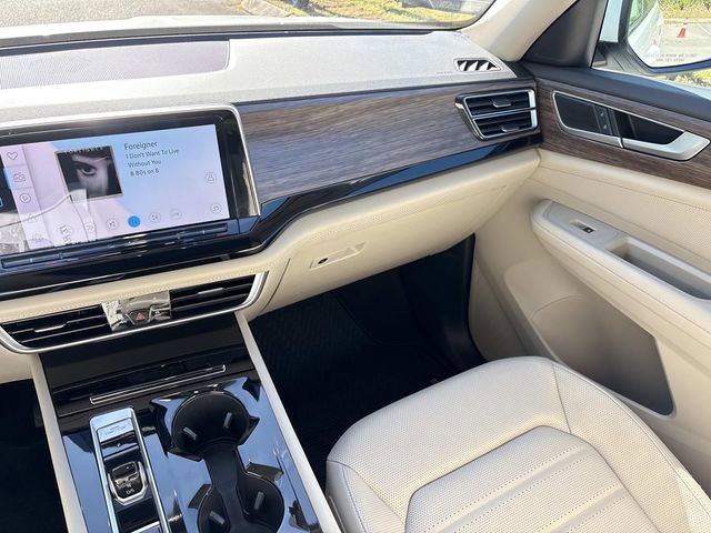 Used 2025 Volkswagen Atlas SEL AWD/4WD image 14
