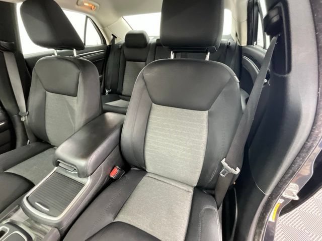Used 2018 Chrysler 300 Touring w/ Chrome Appearance Package RWD image 7