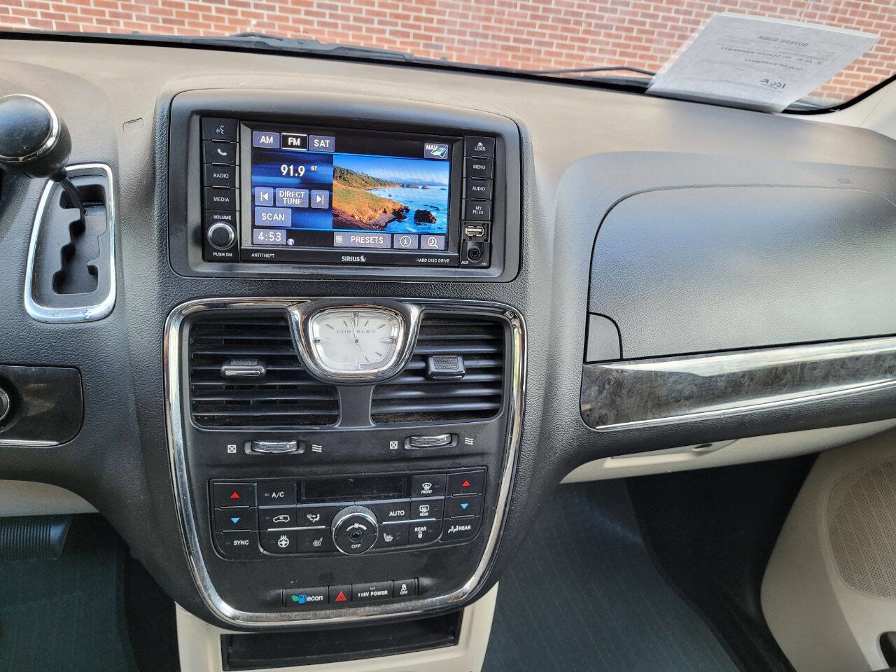 Used 2014 Chrysler Town & Country Touring-L w/ Driver Convenience Group image 14