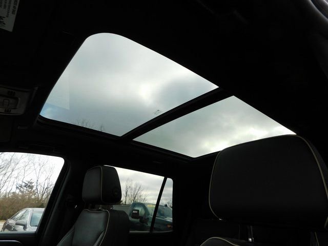 Used 2023 GMC Yukon SLT w/ SLT Luxury Package image 13