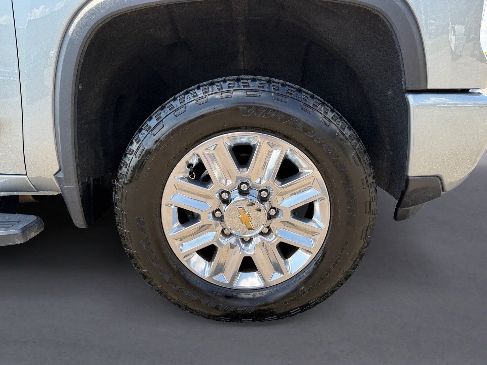 Used 2024 Chevrolet Silverado 2500 High Country w/ High Country Premium Package AWD/4WD image 9