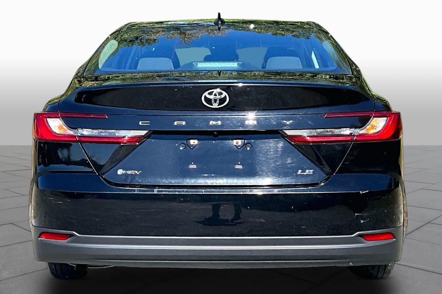 Used 2025 Toyota Camry LE FWD image 5