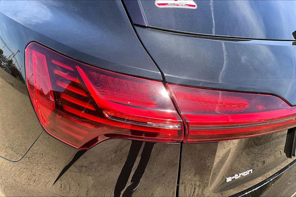 Used 2019 Audi e-tron Prestige w/ Prestige Package AWD/4WD image 28