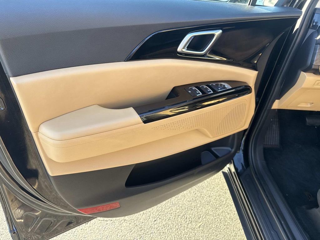 Used 2023 Kia Carnival EX image 17