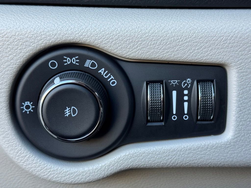 Used 2023 Chrysler Pacifica Touring-L image 18