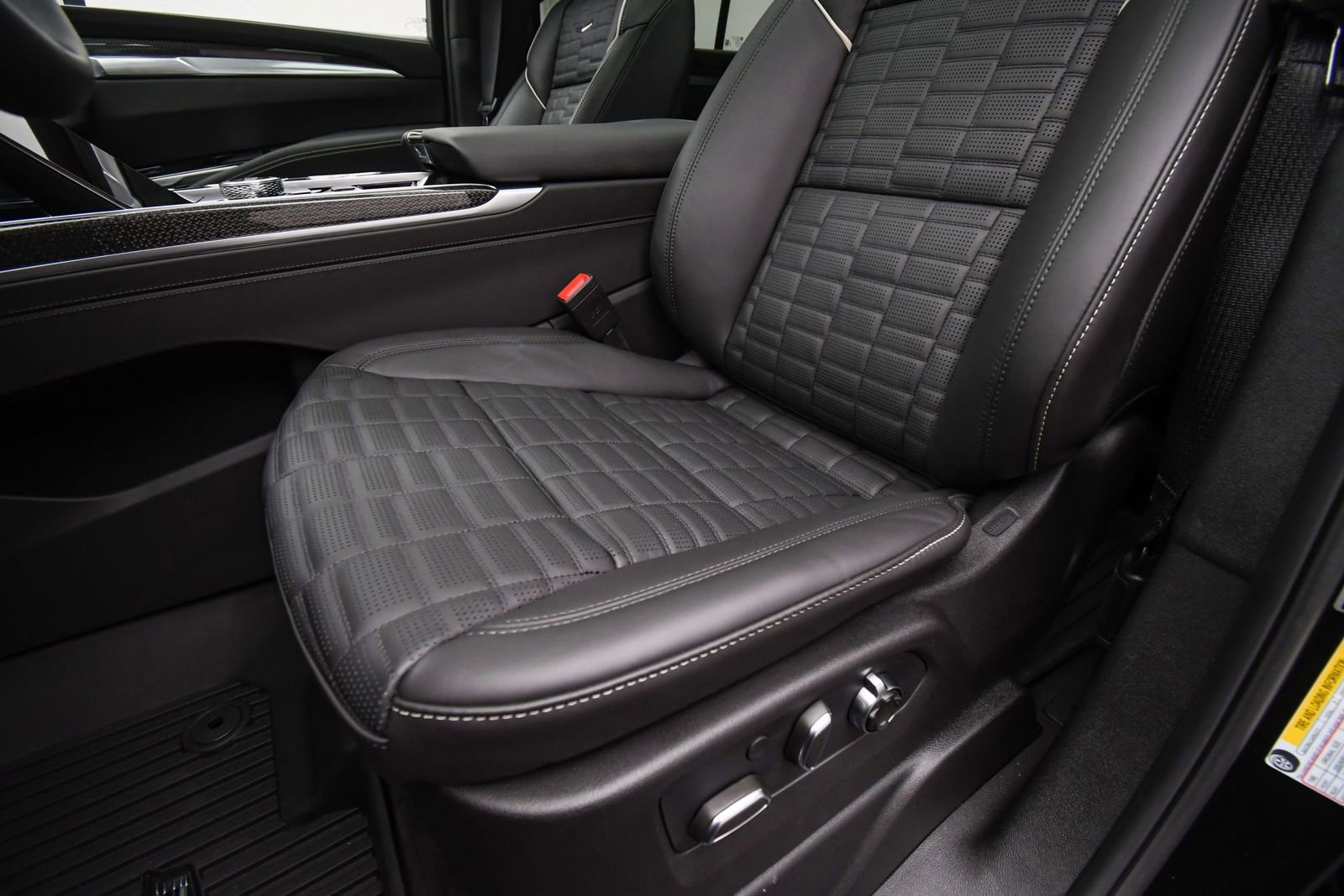 Used 2025 Cadillac Escalade V w/ LPO, ONYX Package image 57