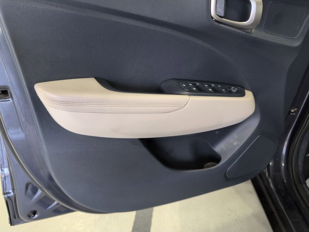 Certified 2021 Hyundai Venue image 11