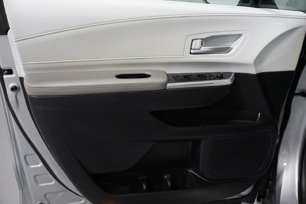 Certified 2025 Toyota Sienna XLE FWD image 31
