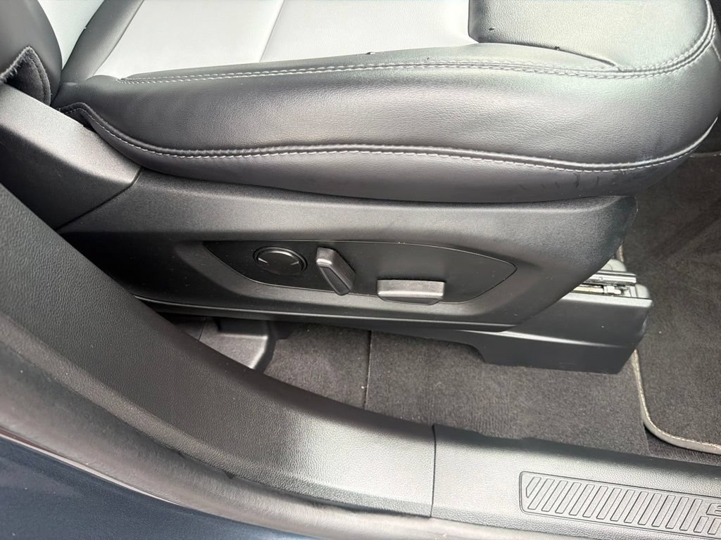 Used 2023 Ford Explorer XLT w/ Equipment Group 202A AWD/4WD image 43
