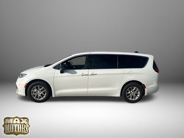 New 2026 Chrysler Pacifica Select image 4